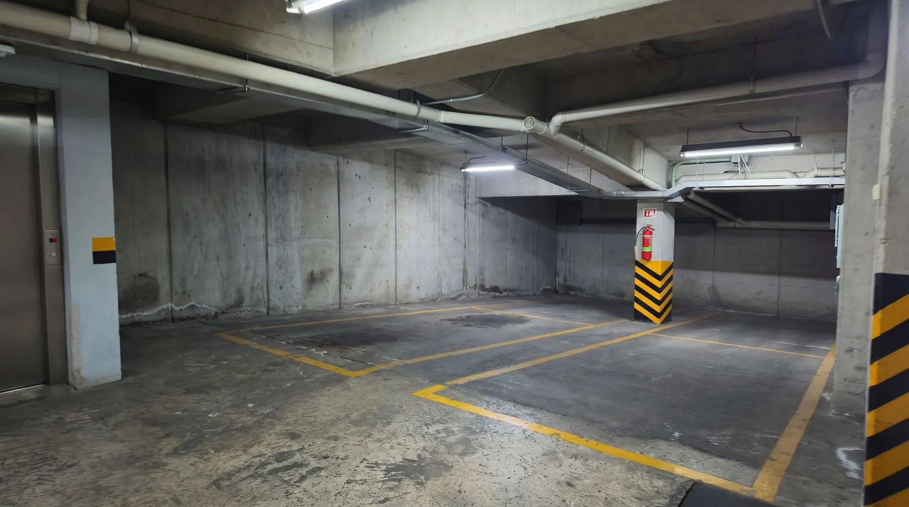 Estacionamiento techado con cajones marcados
