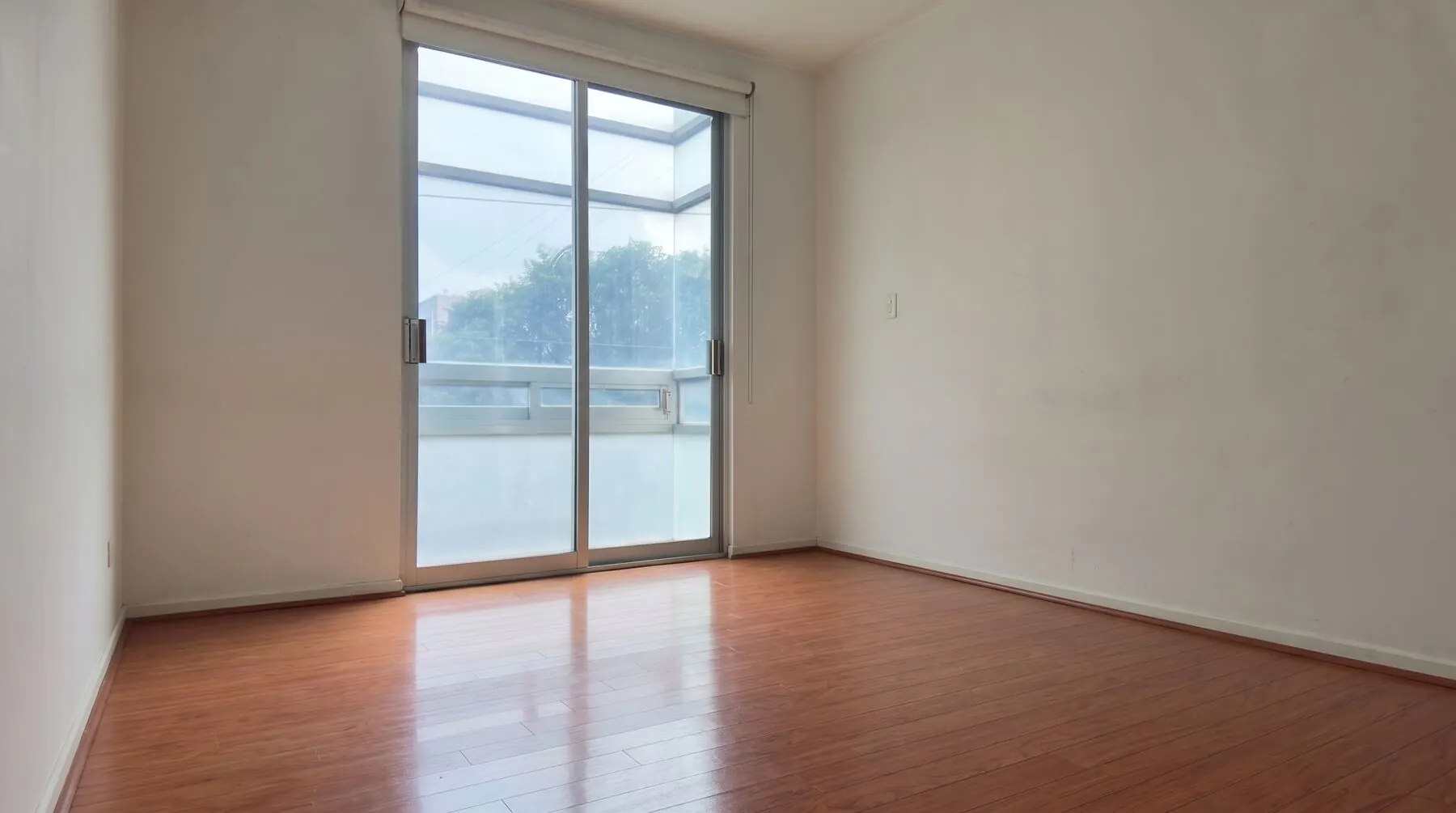Recámara principal con puerta de cristal al balcón